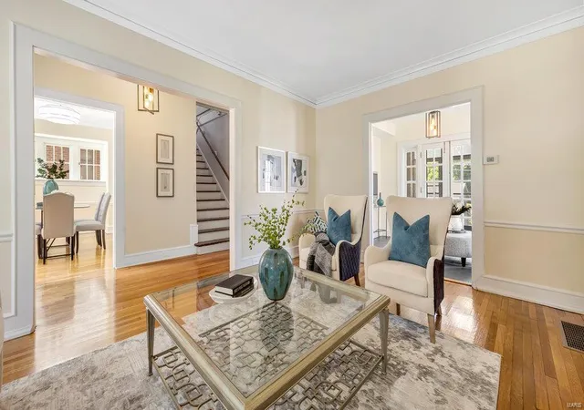 Photo 3 of Single family home for sale at 9 Aberdeen Pl, Saint Louis, MO 63105 | MLS# 25028269 | Listing updated on 2025-04-30