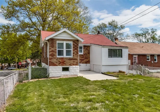 Photo 4 of Single family home for sale at 8132 John Pl, Saint Louis, MO 63114 | MLS# 25028385 | Listing updated on 2025-04-30