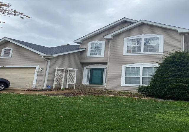 Photo 1 of Sale Pending at 1162 Oak Knoll Manor Ct, Saint Louis, MO 63119 | MLS# 25028421 | Listing updated on 2025-05-01