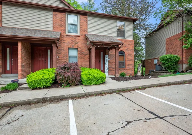 Photo 2 of Townhouse for sale at 861 Forest Tr Dr #D, Chesterfield, MO 63017 | MLS# 25028514 | Listing updated on 2025-05-02