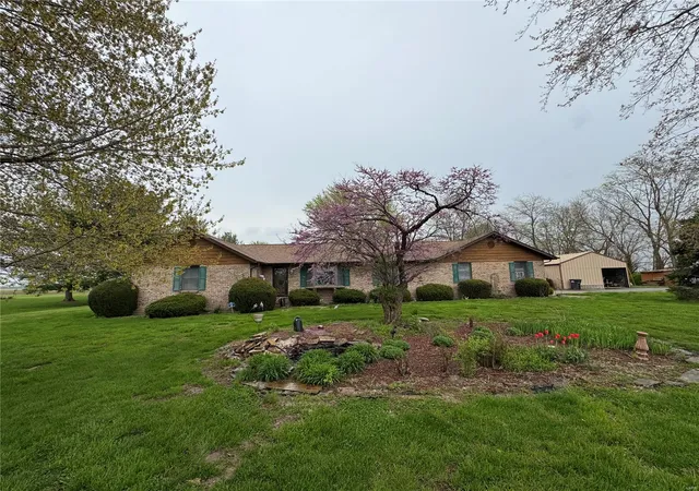 Photo 1 of Single family home for sale at 1104 Summerfield Rd, Saint Jacob, IL 62281 | MLS# 25028595 | Listing updated on 2025-05-01