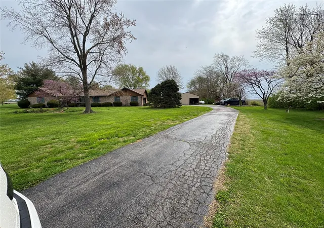 Photo 2 of Single family home for sale at 1104 Summerfield Rd, Saint Jacob, IL 62281 | MLS# 25028595 | Listing updated on 2025-05-01