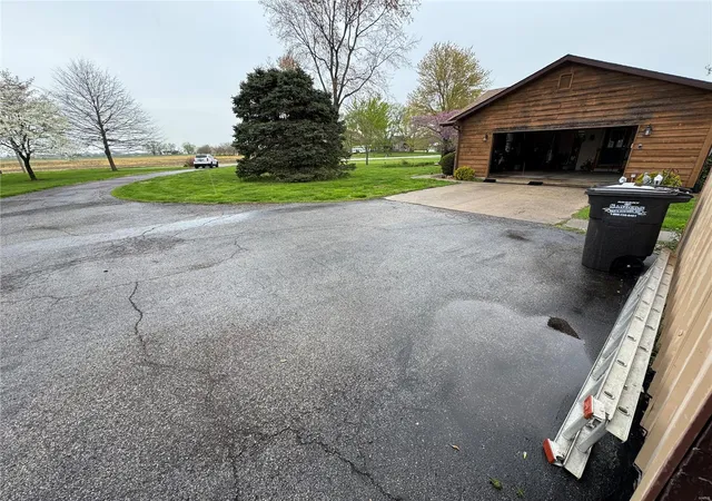 Photo 3 of Single family home for sale at 1104 Summerfield Rd, Saint Jacob, IL 62281 | MLS# 25028595 | Listing updated on 2025-05-01