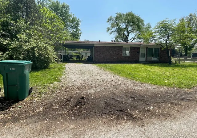 Photo 1 of Single family home for sale at 152 Saint James Ln, East Saint Louis, IL 62206 | MLS# 25028603 | Listing updated on 2025-05-01
