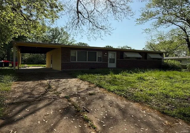 Photo 2 of Single family home for sale at 9732 Glen Owen Dr, Saint Louis, MO 63136 | MLS# 25028683 | Listing updated on 2025-05-01
