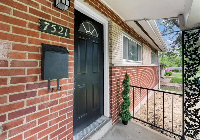 Photo 3 of Single family home for sale at 7521 Bermuda Ct, Saint Louis, MO 63121 | MLS# 25028684 | Listing updated on 2025-05-02