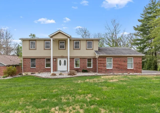 Photo 1 of Single family home for sale at 625 Pinebrook Dr, Chesterfield, MO 63017 | MLS# 25028688 | Listing updated on 2025-05-01