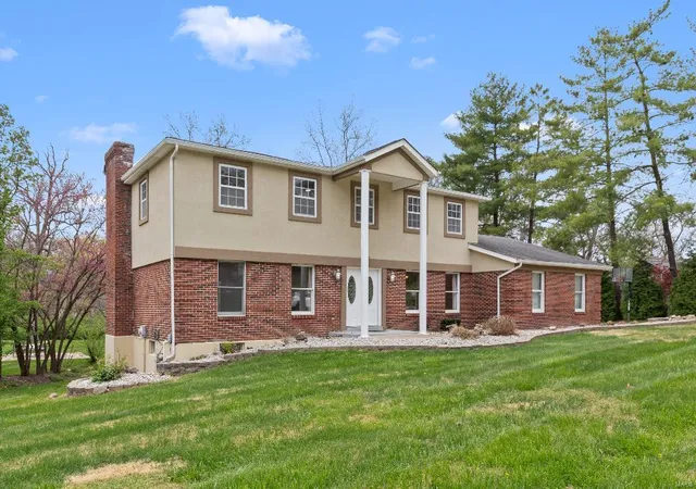 Photo 1 of Single family home for sale at 625 Pinebrook Dr, Chesterfield, MO 63017 | MLS# 25028688 | Listing updated on 2025-05-01
