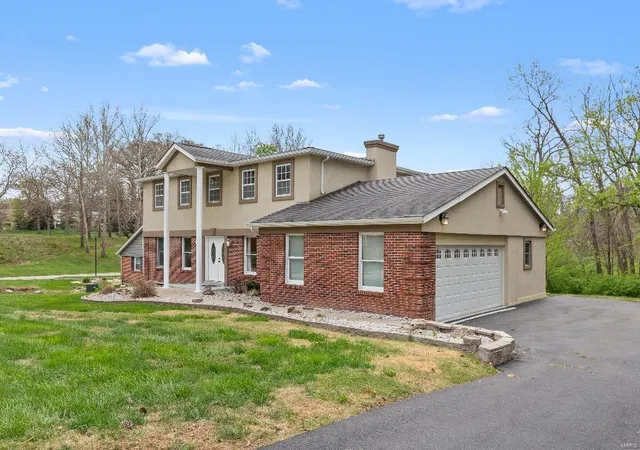 Photo 2 of Single family home for sale at 625 Pinebrook Dr, Chesterfield, MO 63017 | MLS# 25028688 | Listing updated on 2025-05-01