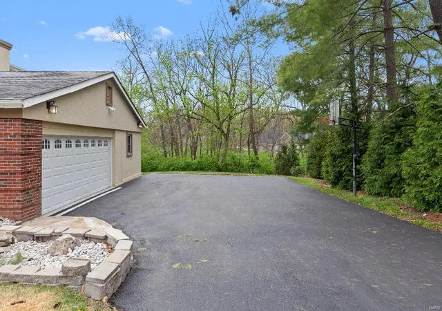 Photo 3 of Single family home for sale at 625 Pinebrook Dr, Chesterfield, MO 63017 | MLS# 25028688 | Listing updated on 2025-05-01