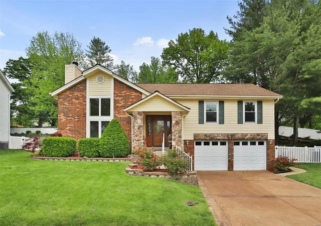 Photo 1 of Single family home for sale at 217 Golden Valley Dr, Saint Louis, MO 63129 | MLS# 25028705 | Listing updated on 2025-05-08