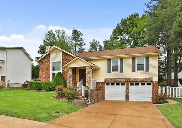 Photo 2 of Single family home for sale at 217 Golden Valley Dr, Saint Louis, MO 63129 | MLS# 25028705 | Listing updated on 2025-05-08