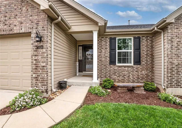 Photo 3 of Single family home for sale at 9869 Vicksburg Siege Ct, Saint Louis, MO 63123 | MLS# 25028714 | Listing updated on 2025-05-06