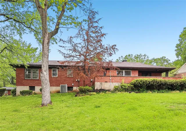 Photo 2 of Single family home for sale at 18 Spoede Hills Dr, Saint Louis, MO 63141 | MLS# 25028798 | Listing updated on 2025-05-05