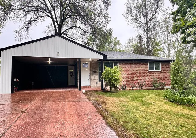 Photo 1 of Single family home for sale at 8517 Walton Woods Ct, Saint Louis, MO 63114 | MLS# 25028874 | Listing updated on 2025-05-03