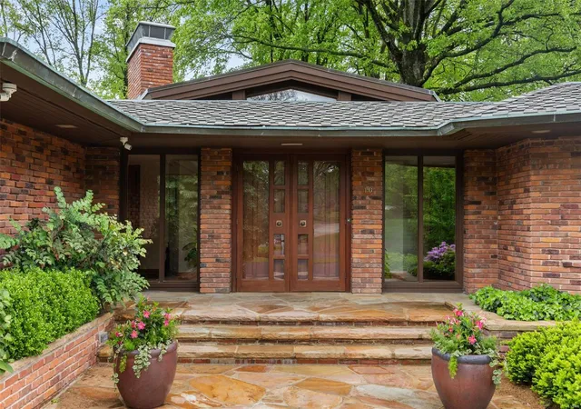 Photo 2 of Single family home for sale at 10 Country Estates Pl, Saint Louis, MO 63131 | MLS# 25028952 | Listing updated on 2025-05-06