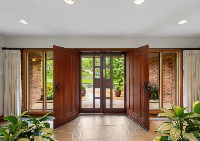 Photo 3 of Single family home for sale at 10 Country Estates Pl, Saint Louis, MO 63131 | MLS# 25028952 | Listing updated on 2025-05-06