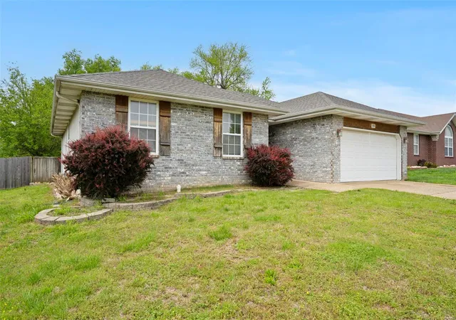 Photo 2 of Single family home for sale at 835 S Suburban Ave, Springfield, MO 65802 | MLS# 25029066 | Listing updated on 2025-05-08