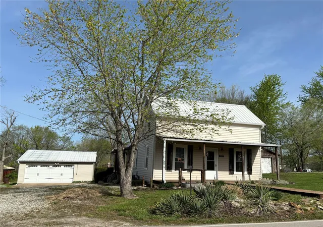 Photo 1 of Single family home for sale at 1909 W Springfield Rd, Saint Clair, MO 63077 | MLS# 25029405 | Listing updated on 2025-05-06
