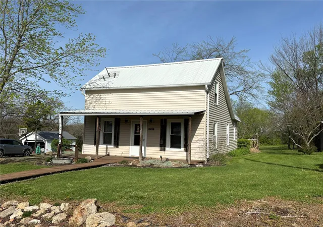 Photo 2 of Single family home for sale at 1909 W Springfield Rd, Saint Clair, MO 63077 | MLS# 25029405 | Listing updated on 2025-05-06