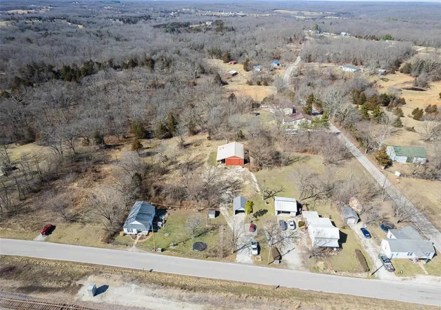 Photo 3 of Single family home for sale at 1909 W Springfield Rd, Saint Clair, MO 63077 | MLS# 25029405 | Listing updated on 2025-05-06