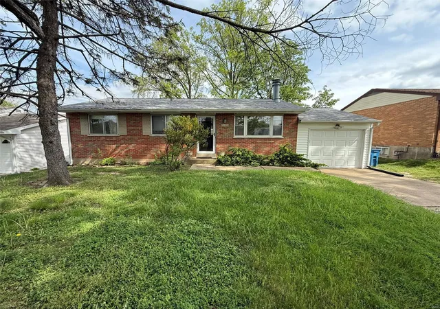 Photo 2 of Single family home for sale at 2120 Union Rd, Saint Louis, MO 63125 | MLS# 25029454 | Listing updated on 2025-05-06