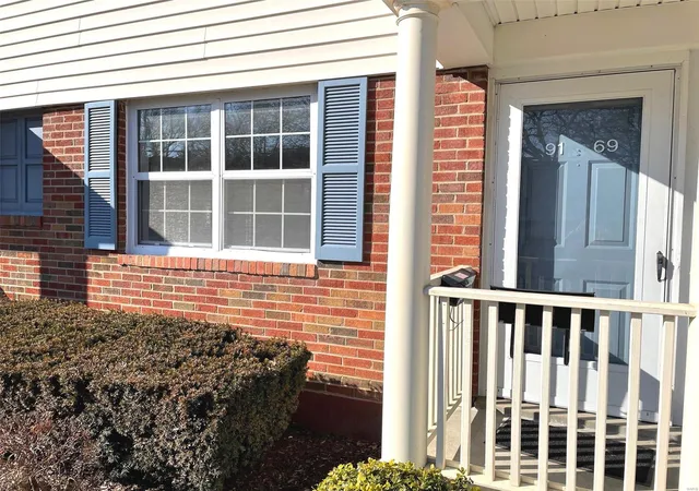 Listing Photo 1 - Condo for sale in building located at 9169 N Swan Cir, Saint Louis, MO 63144
