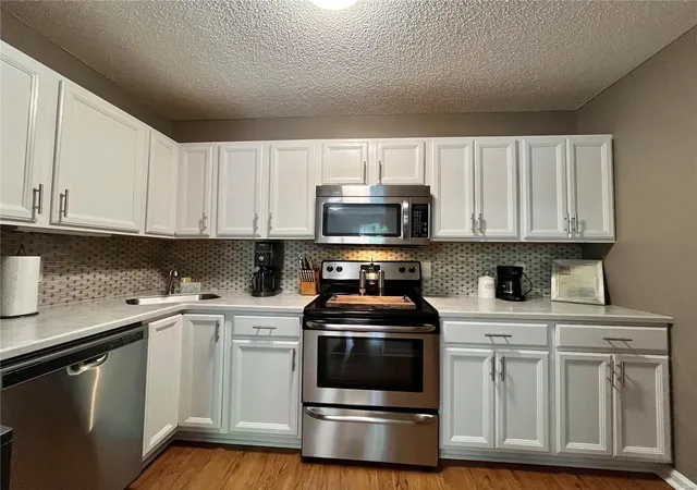 Listing Photo 2 - Condo for sale in building located at 9169 N Swan Cir, Saint Louis, MO 63144