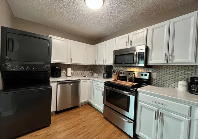 Listing Photo 3 - Condo for sale in building located at 9169 N Swan Cir, Saint Louis, MO 63144