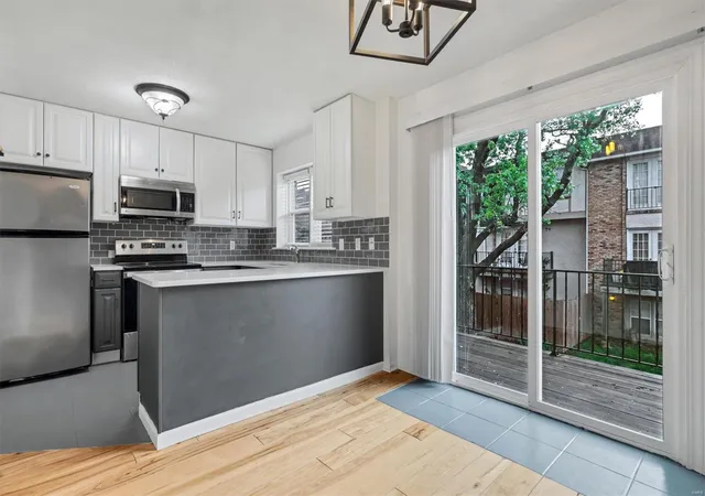 Photo 3 of Townhouse for sale at 1145 Rue La Ville #1145, Saint Louis, MO 63141 | MLS# 25029530 | Listing updated on 2025-05-07