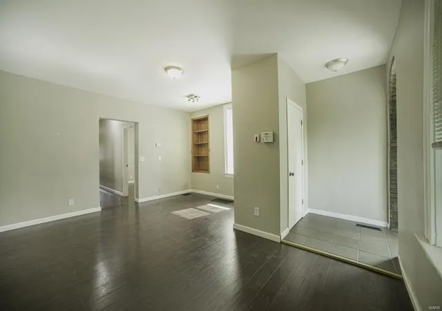 Photo 4 of Single family home for sale at 4343 Neosho St, Saint Louis, MO 63116 | MLS# 25029589 | Listing updated on 2025-05-06
