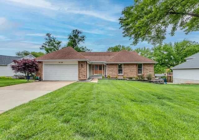 Photo 1 of Single family home for sale at 7806 Grantwood Oaks Ct, Saint Louis, MO 63123 | MLS# 25029627 | Listing updated on 2025-05-07