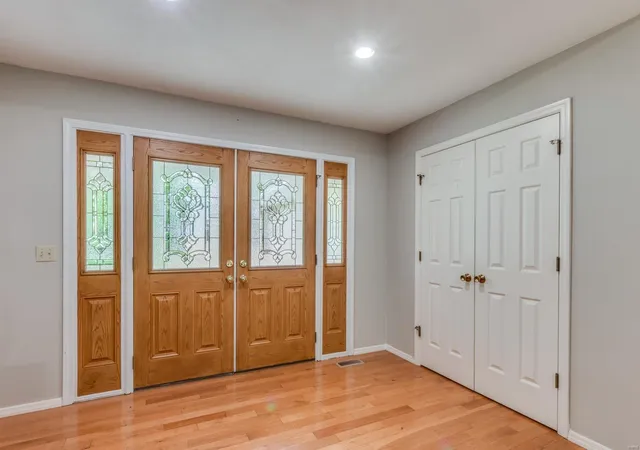 Photo 3 of Single family home for sale at 7806 Grantwood Oaks Ct, Saint Louis, MO 63123 | MLS# 25029627 | Listing updated on 2025-05-07