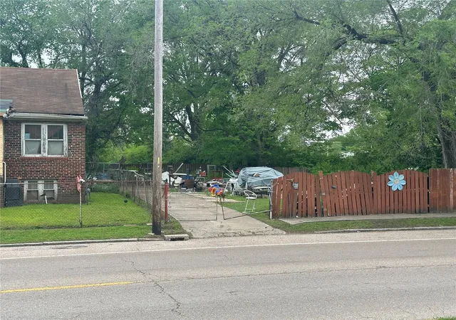 Photo 3 of Single family home for sale at 2024 Bond Ave, East Saint Louis, IL 62207 | MLS# 25029650 | Listing updated on 2025-05-06
