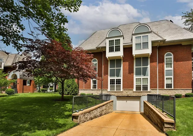 Photo 2 of Condo for sale at 4225 W Pine Blvd #18, Saint Louis, MO 63108 | MLS# 25029695 | Listing updated on 2025-05-07