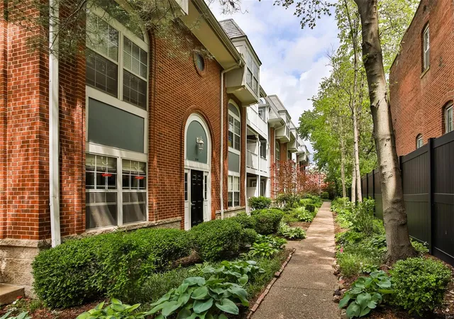 Photo 3 of Condo for sale at 4225 W Pine Blvd #18, Saint Louis, MO 63108 | MLS# 25029695 | Listing updated on 2025-05-07