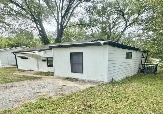 Photo 3 of Single family home for sale at 10117 Duke Dr, Saint Louis, MO 63136 | MLS# 25029930 | Listing updated on 2025-05-07