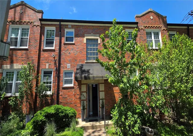 Listing Photo 1 - Condo for sale in building located at 6921 Southland Ave, St. Louis, MO 63109 - Unit #G