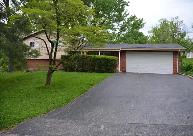 Photo 1 of Single family home for sale at 6 Village Dr, Saint Louis, MO 63146 | MLS# 25030246 | Listing updated on 2025-05-09