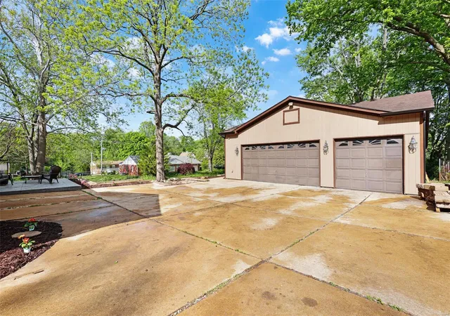 Photo 3 of Single family home for sale at 3554 Brown Rd, Saint Louis, MO 63114 | MLS# 25030260 | Listing updated on 2025-05-08