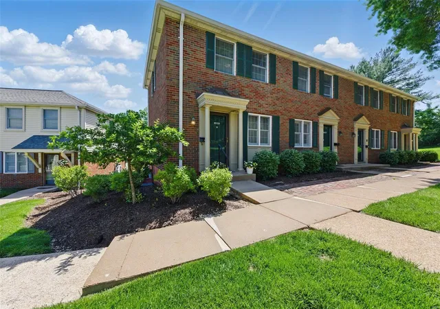 Townhouse for sale at 8959 S Swan Cir, Saint Louis, MO 63144 | MLS# 25030264