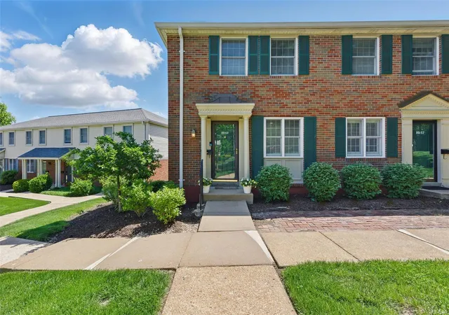 Photo 2 of Townhouse for sale at 8959 S Swan Cir, Saint Louis, MO 63144 | MLS# 25030264 | Listing updated on 2025-05-10