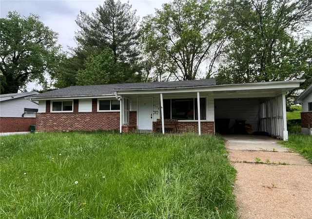 Photo 1 of Single family home for sale at 9915 Castle Dr, Saint Louis, MO 63136 | MLS# 25030382 | Listing updated on 2025-05-12