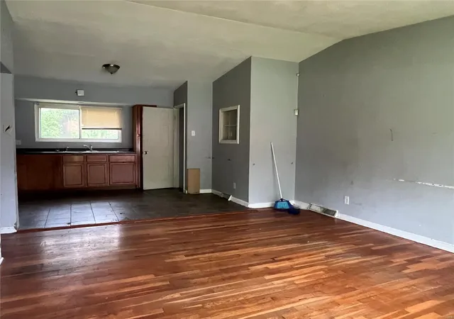 Photo 2 of Single family home for sale at 9915 Castle Dr, Saint Louis, MO 63136 | MLS# 25030382 | Listing updated on 2025-05-12