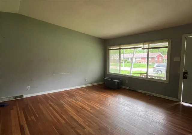 Photo 3 of Single family home for sale at 9915 Castle Dr, Saint Louis, MO 63136 | MLS# 25030382 | Listing updated on 2025-05-12