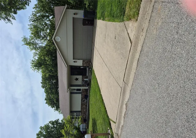 Photo 1 of Single family home for sale at 3 Ridgewoods Ct, Saint Peters, MO 63376 | MLS# 25030801 | Listing updated on 2025-05-11