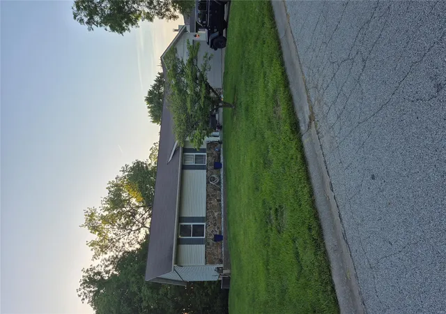 Photo 2 of Single family home for sale at 3 Ridgewoods Ct, Saint Peters, MO 63376 | MLS# 25030801 | Listing updated on 2025-05-11