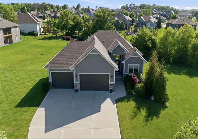 2nd image of 19024 Theden St, Spring Hill, KS 66083 | MLS# 2209582