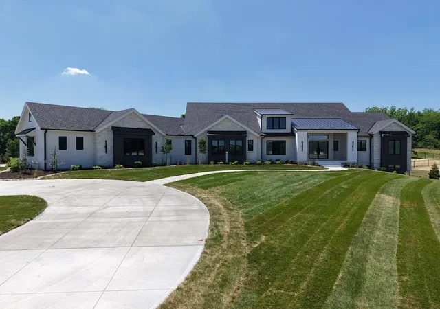 Homes for sale in Stilwell, KS | 20720 Briar St, Stilwell, KS 66085 | MLS# 2407271