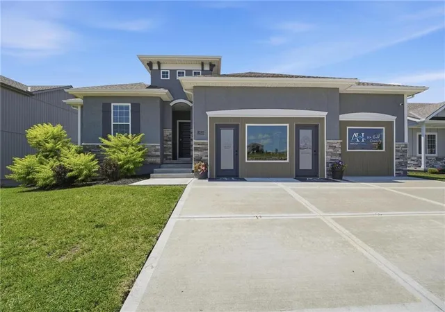 1st image of 12510 S Parkwood Ln, Lees Summit, MO 64086 | MLS# 2440964